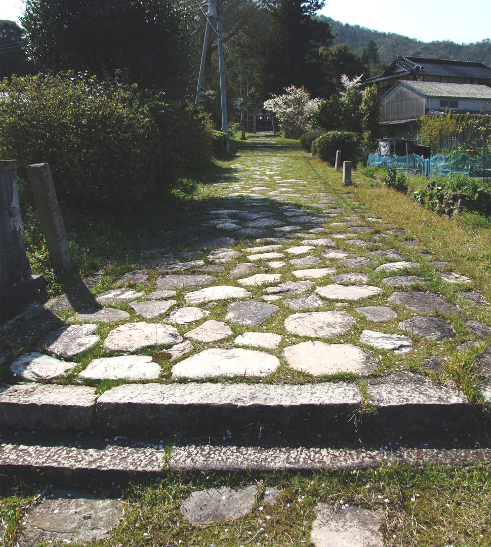 三坂神社 二の鳥居と石畳