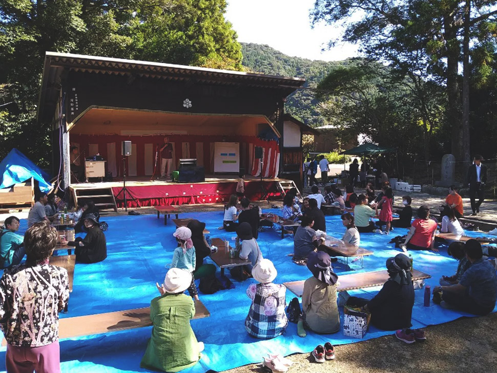 三坂神社 舞殿(舞台)・広場